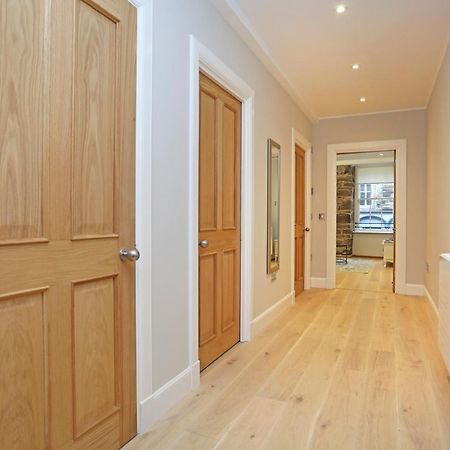 Joivy Refurbished Home On The Royal Mile เอดินบะระ ภายนอก รูปภาพ