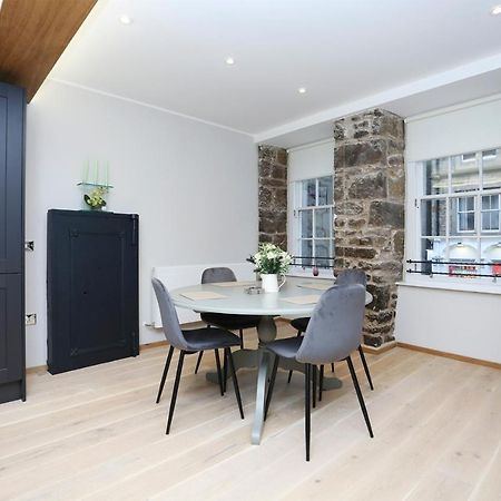 Joivy Refurbished Home On The Royal Mile เอดินบะระ ภายนอก รูปภาพ