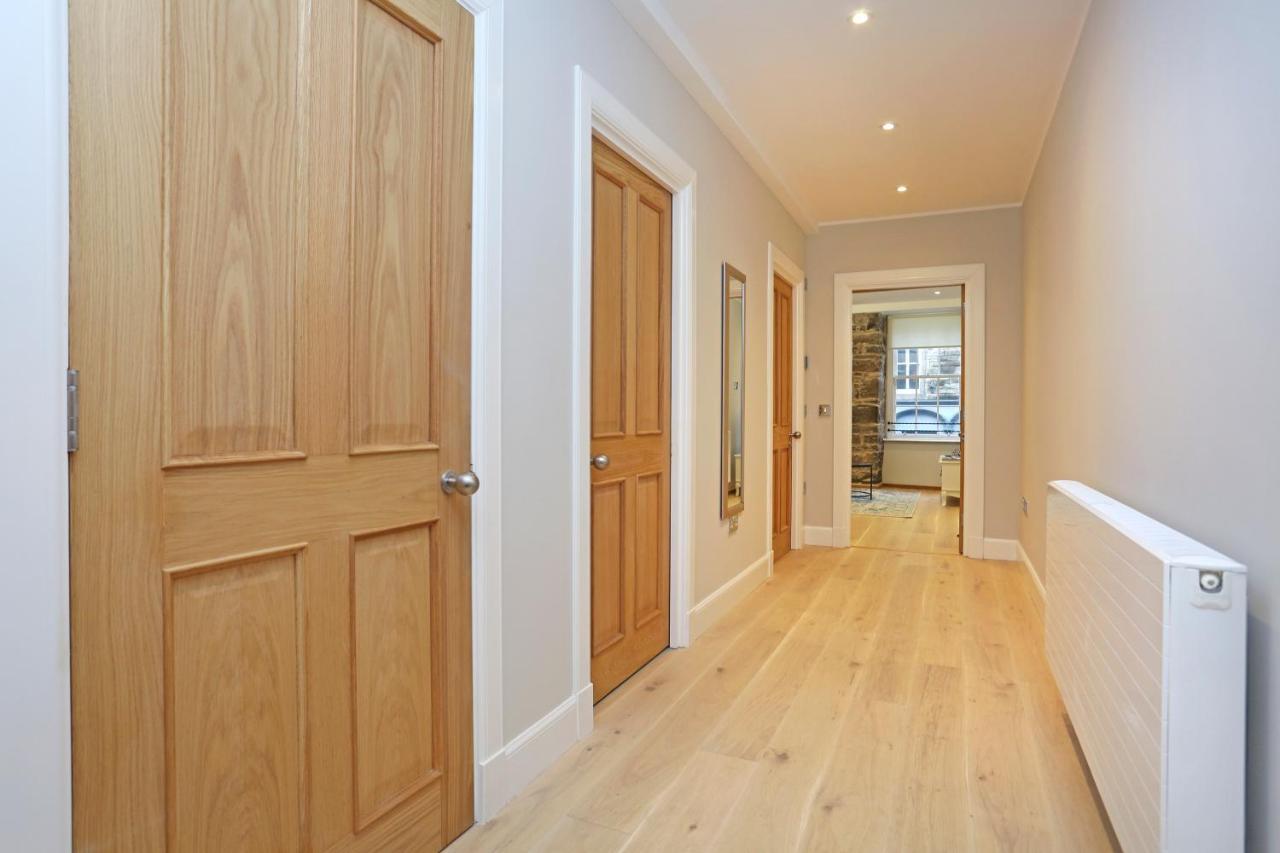 Joivy Refurbished Home On The Royal Mile เอดินบะระ ภายนอก รูปภาพ