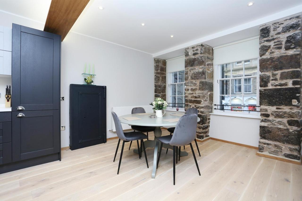 Joivy Refurbished Home On The Royal Mile เอดินบะระ ภายนอก รูปภาพ