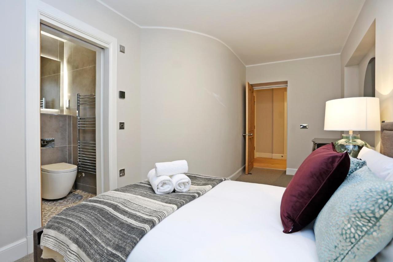 Joivy Refurbished Home On The Royal Mile เอดินบะระ ภายนอก รูปภาพ