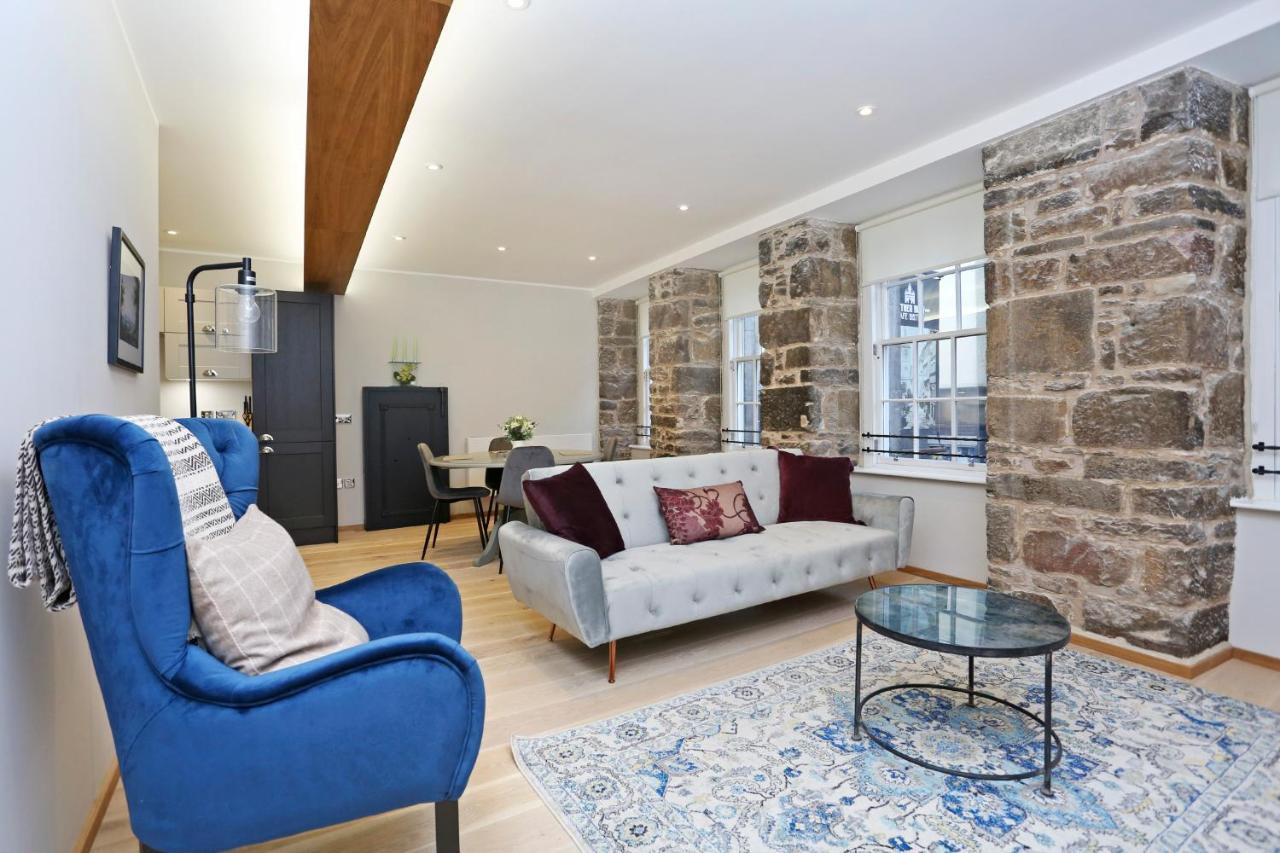 Joivy Refurbished Home On The Royal Mile เอดินบะระ ภายนอก รูปภาพ