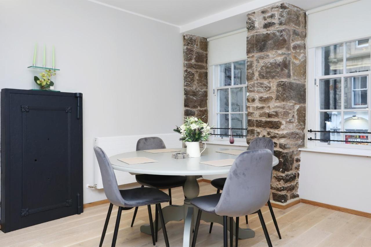 Joivy Refurbished Home On The Royal Mile เอดินบะระ ภายนอก รูปภาพ