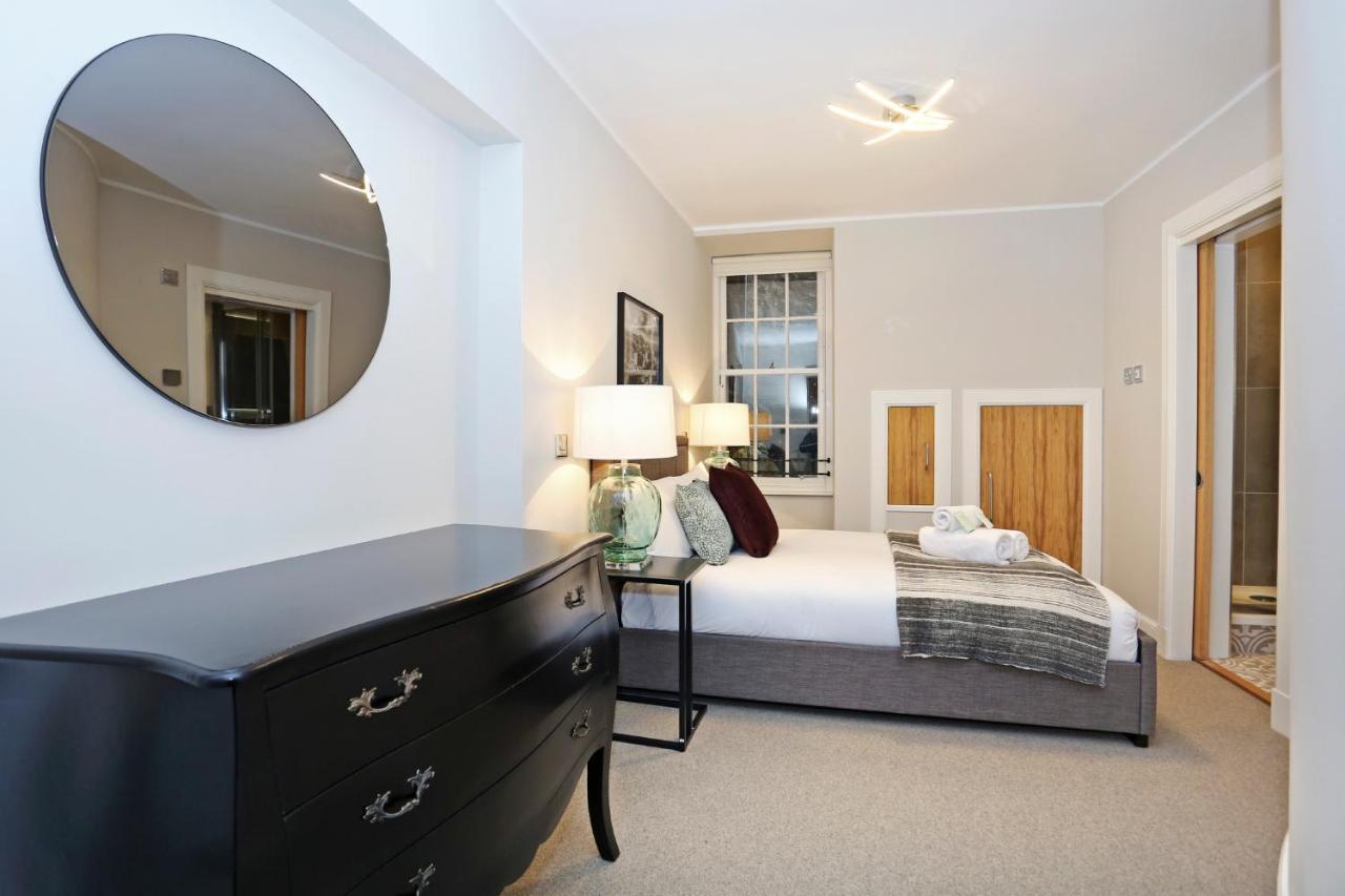 Joivy Refurbished Home On The Royal Mile เอดินบะระ ภายนอก รูปภาพ