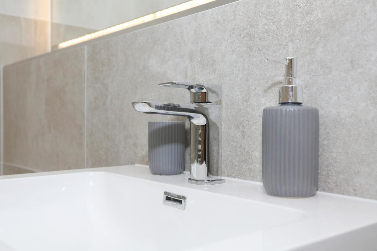 Joivy Refurbished Home On The Royal Mile เอดินบะระ ภายนอก รูปภาพ