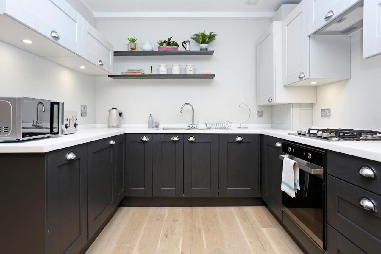 Joivy Refurbished Home On The Royal Mile เอดินบะระ ภายนอก รูปภาพ