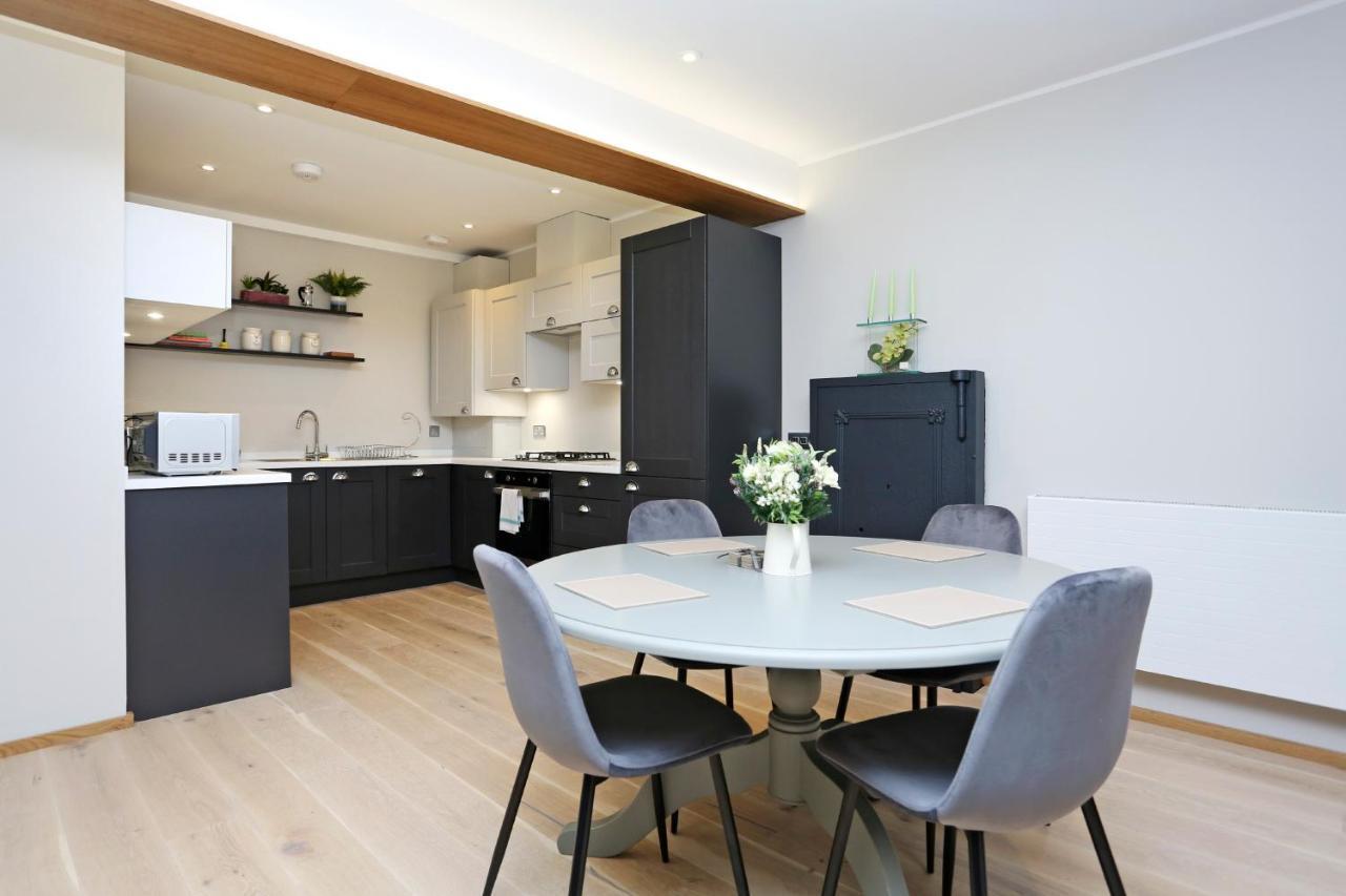 Joivy Refurbished Home On The Royal Mile เอดินบะระ ภายนอก รูปภาพ