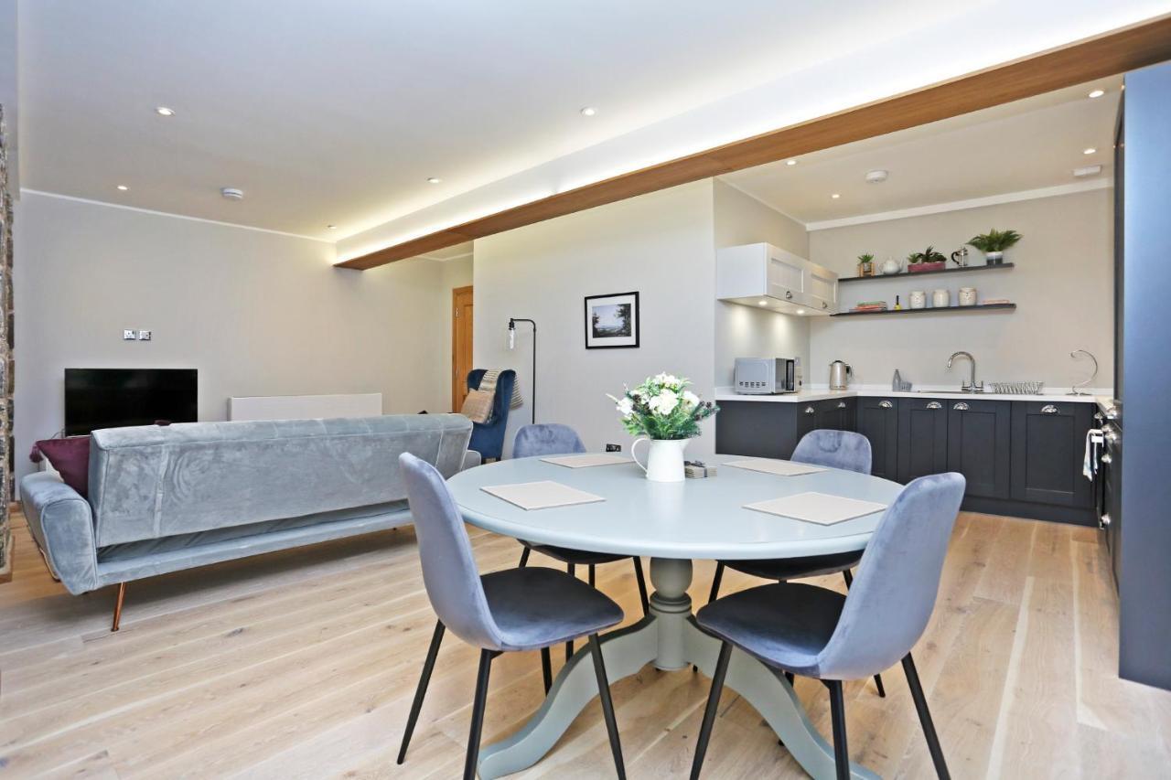 Joivy Refurbished Home On The Royal Mile เอดินบะระ ภายนอก รูปภาพ