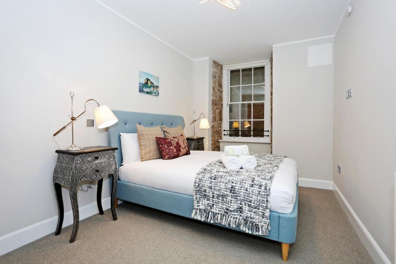 Joivy Refurbished Home On The Royal Mile เอดินบะระ ภายนอก รูปภาพ